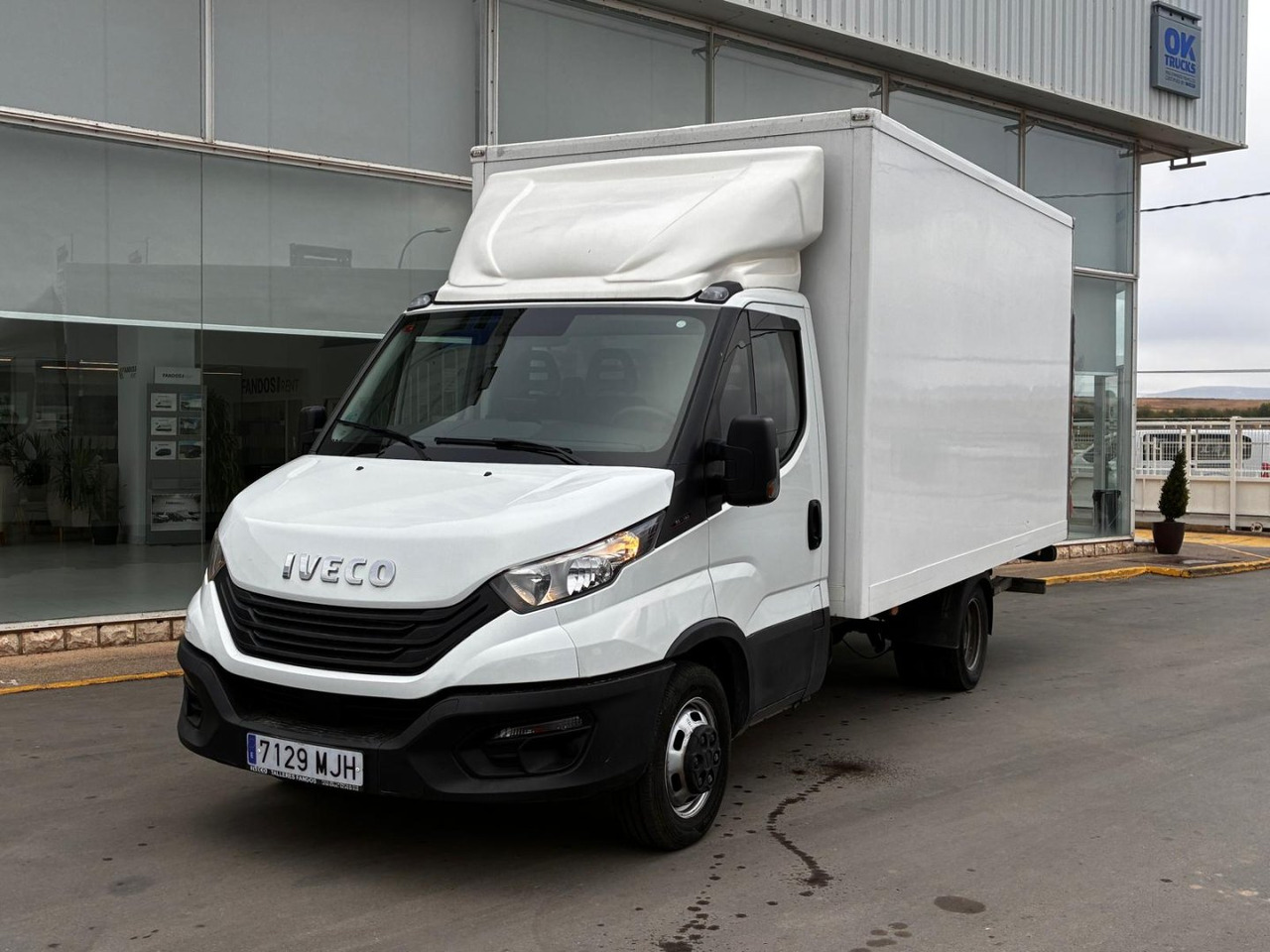 Caja cerrada con plataforma elevadora IVECO 35C16 3.0 20m3 con puerta lateral - Малотоннажный фургон: фото 1 Caja cerrada con plataforma elevadora IVECO 35C16 3.0 20m3 con puerta lateral - Малотоннажный фургон: фото 1