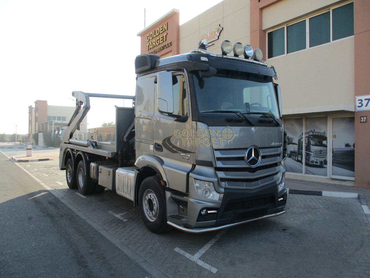 MERCEDES-BENZ 2642 6×2 DOUBLE SKIP LOADER with HIAB Crane - Портальный бункеровоз: фото 1 MERCEDES-BENZ 2642 6×2 DOUBLE SKIP LOADER with HIAB Crane - Портальный бункеровоз: фото 1