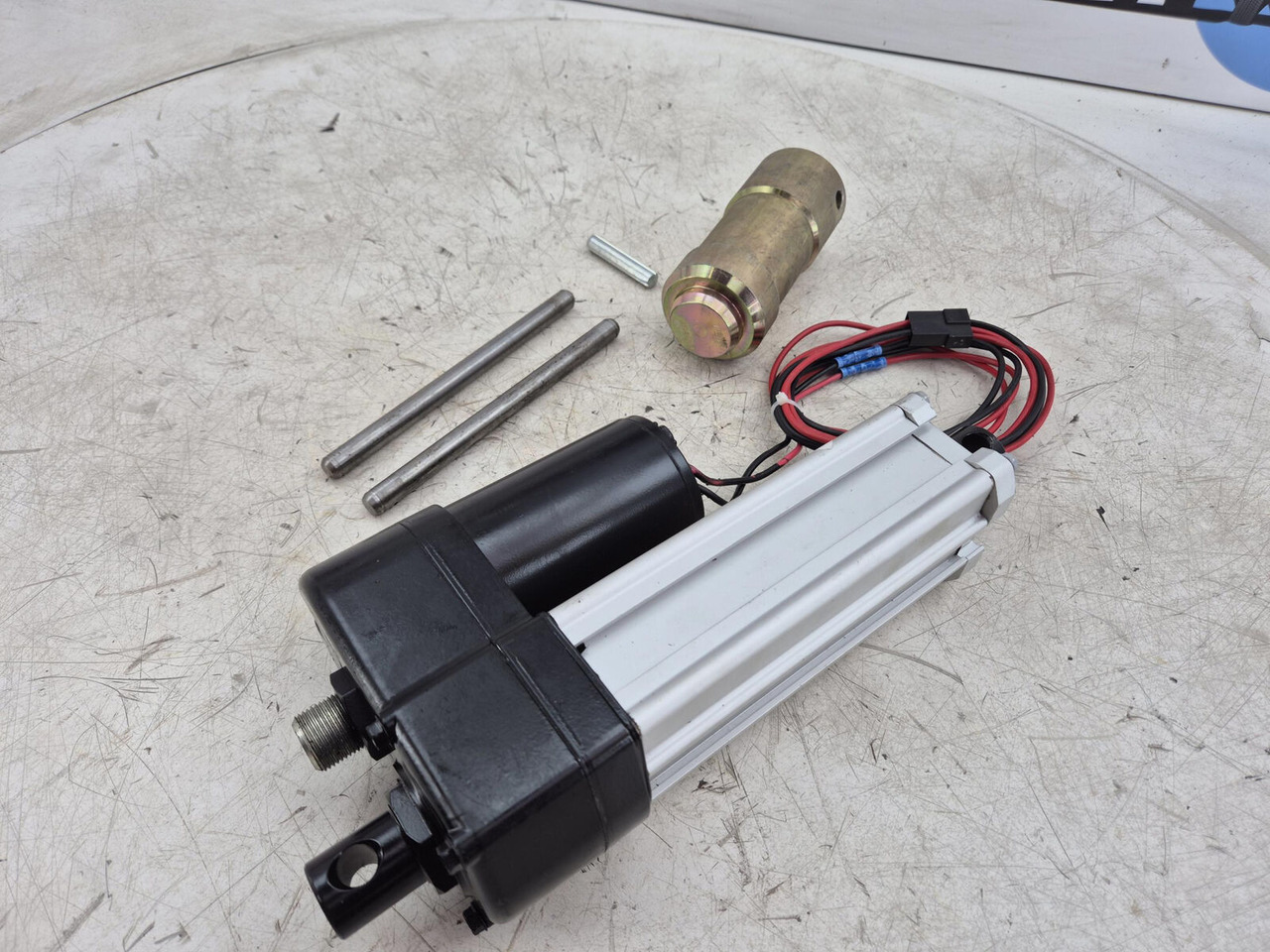 Demag AC 120 Counterweigt locking liniar motor set - Электрическая система для Кранов: фото 1 Demag AC 120 Counterweigt locking liniar motor set - Электрическая система для Кранов: фото 1