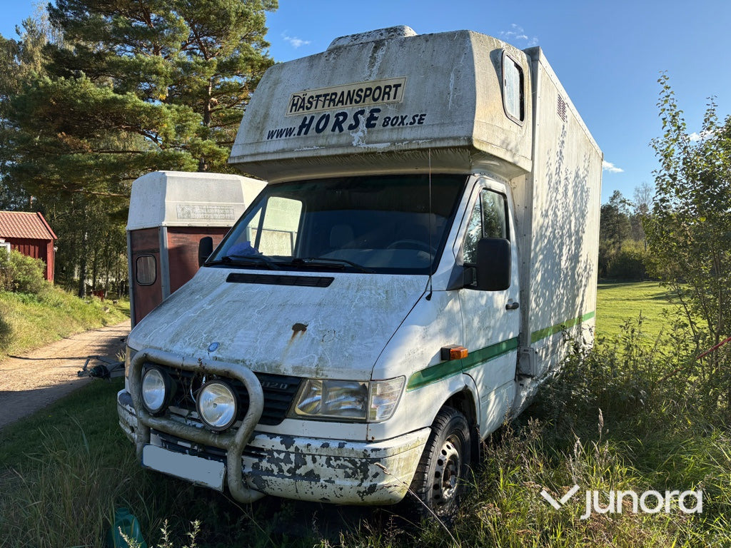 Hästlastbil Mercedes-Benz 312 D Automat - Коневоз: фото 1 Hästlastbil Mercedes-Benz 312 D Automat - Коневоз: фото 1