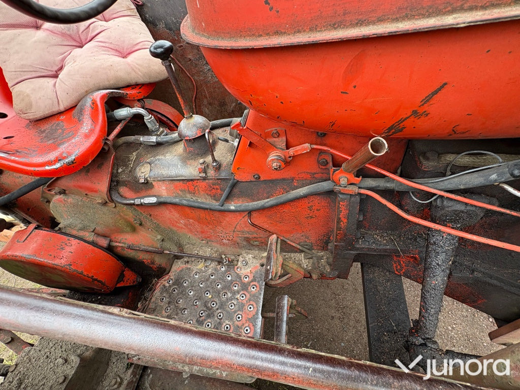 Трактор Traktor - Nuffield Universal 3DL: фото 17 Трактор Traktor - Nuffield Universal 3DL: фото 17