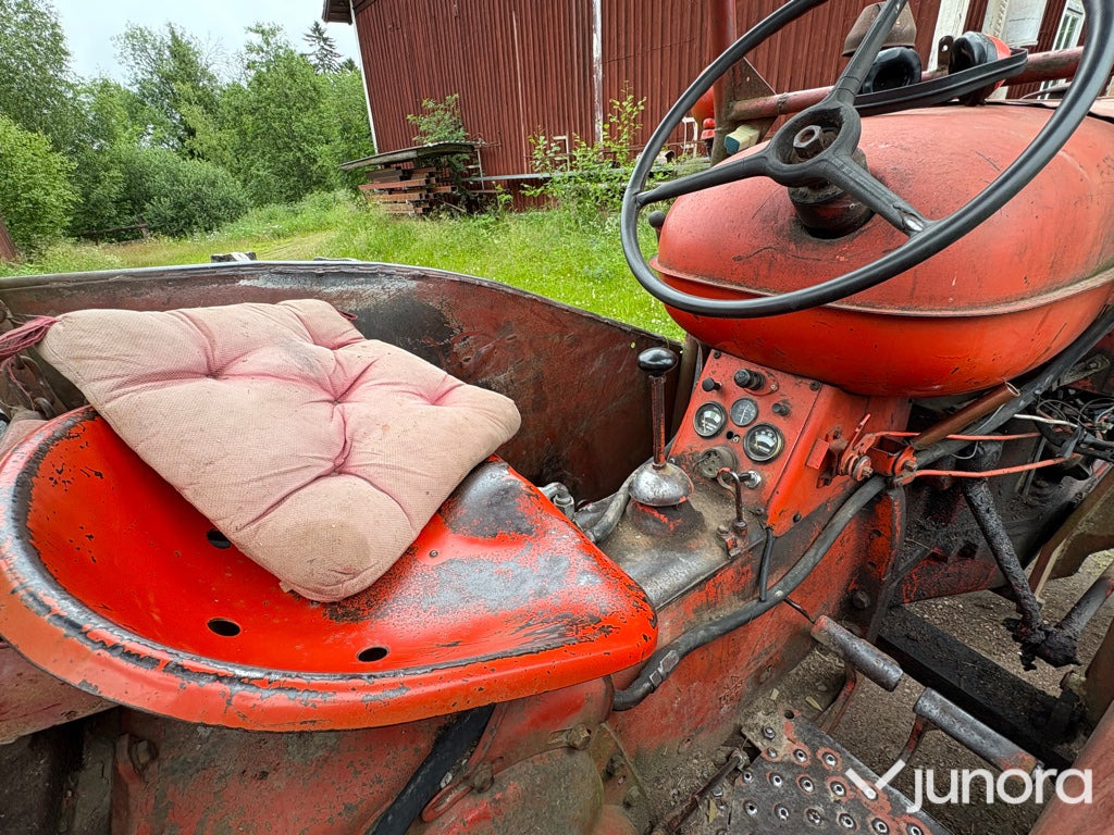 Трактор Traktor - Nuffield Universal 3DL: фото 18 Трактор Traktor - Nuffield Universal 3DL: фото 18