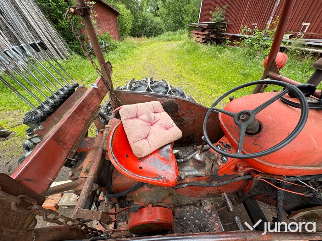 Трактор Traktor - Nuffield Universal 3DL: фото 10 Трактор Traktor - Nuffield Universal 3DL: фото 10