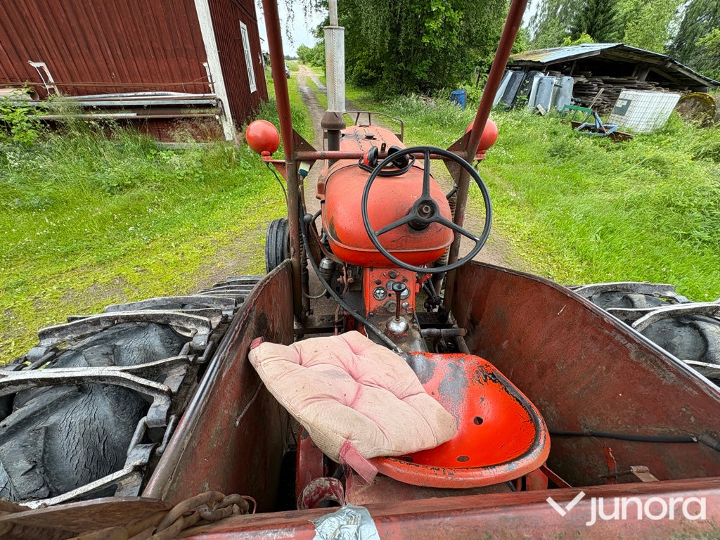 Трактор Traktor - Nuffield Universal 3DL: фото 11 Трактор Traktor - Nuffield Universal 3DL: фото 11