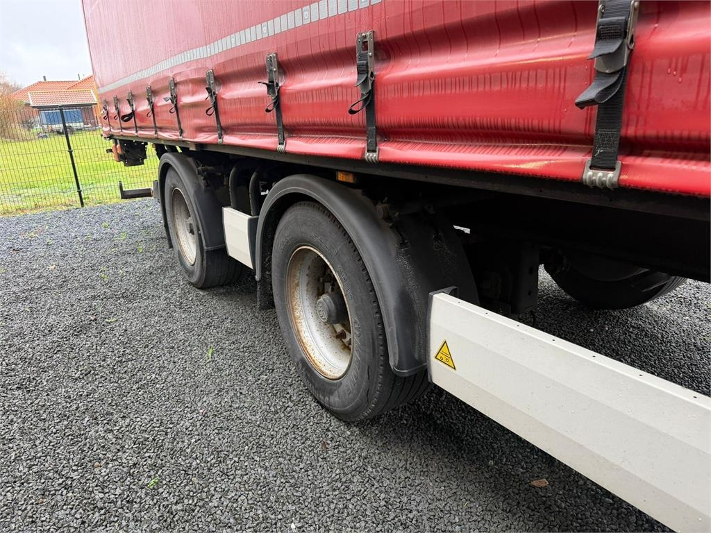 Krone 13,6 mtr gardin - lodretstående lift - Тентованный полуприцеп: фото 4 Krone 13,6 mtr gardin - lodretstående lift - Тентованный полуприцеп: фото 4