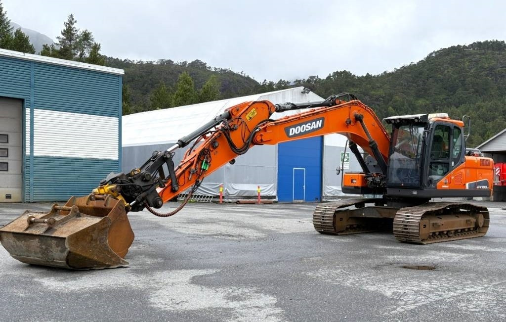 Doosan DX180LC-5 - Гусеничный экскаватор: фото 1 Doosan DX180LC-5 - Гусеничный экскаватор: фото 1