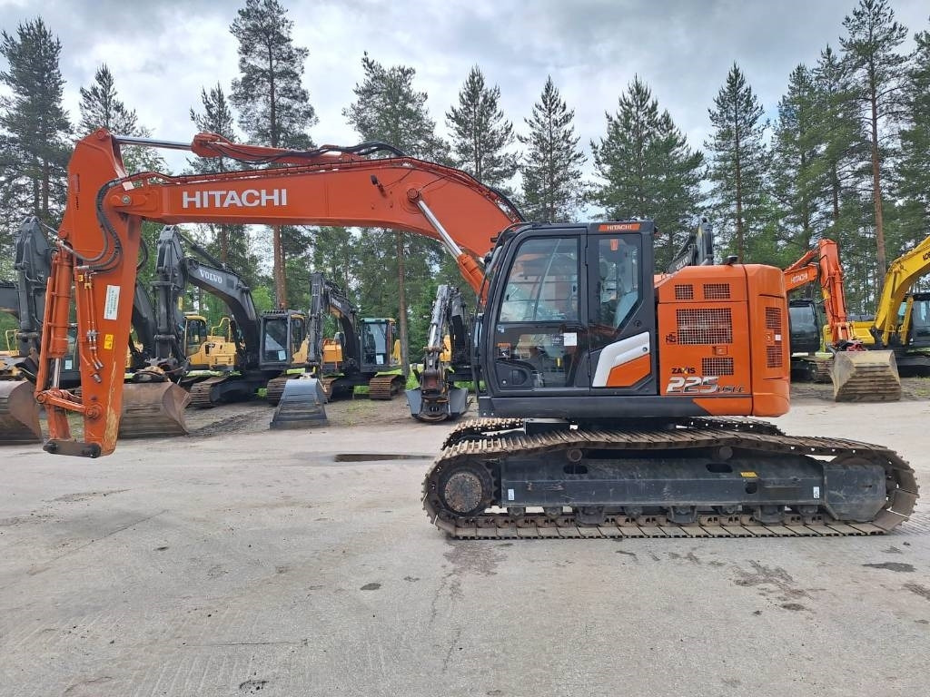 Hitachi ZX225USLC-7 - Гусеничный экскаватор: фото 1 Hitachi ZX225USLC-7 - Гусеничный экскаватор: фото 1
