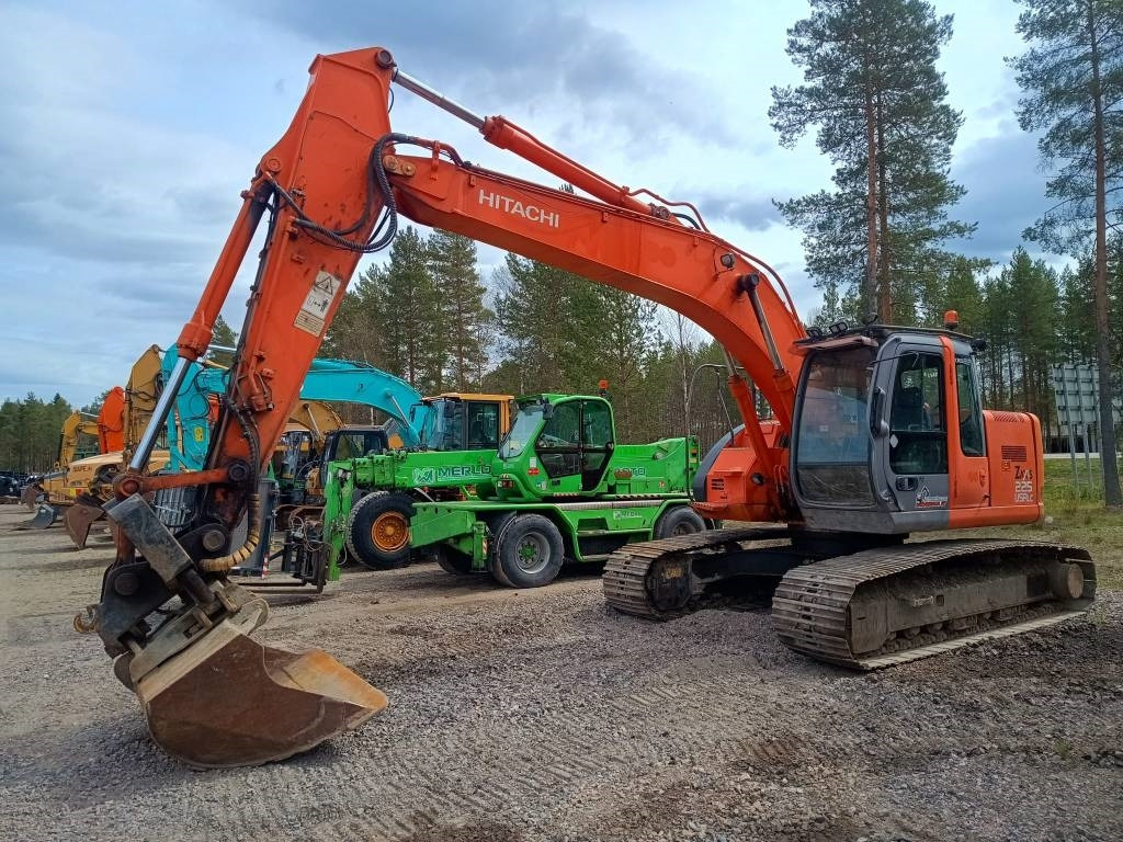 Hitachi ZX225USR KALLISTAJALLA - Гусеничный экскаватор: фото 1 Hitachi ZX225USR KALLISTAJALLA - Гусеничный экскаватор: фото 1