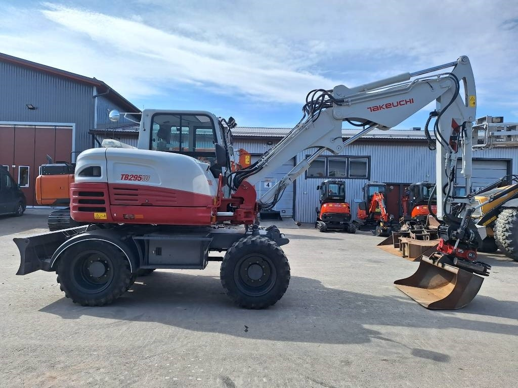 Takeuchi TB295W KÄRRY, PYÖRITTÄJÄ, 5-KAUHAA - Колёсный экскаватор: фото 5 Takeuchi TB295W KÄRRY, PYÖRITTÄJÄ, 5-KAUHAA - Колёсный экскаватор: фото 5
