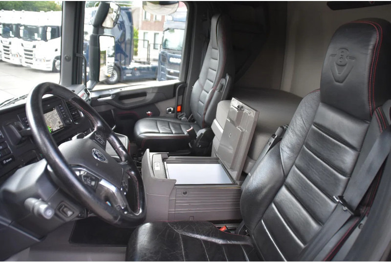 Scania R520 V8 NGS 6x2/4 - 701 TKM - NAVI - LEATHER SEATS - ALCOA'S - LED LIGHTS - TOP CONDITION - - Тягач: фото 5 Scania R520 V8 NGS 6x2/4 - 701 TKM - NAVI - LEATHER SEATS - ALCOA'S - LED LIGHTS - TOP CONDITION - - Тягач: фото 5