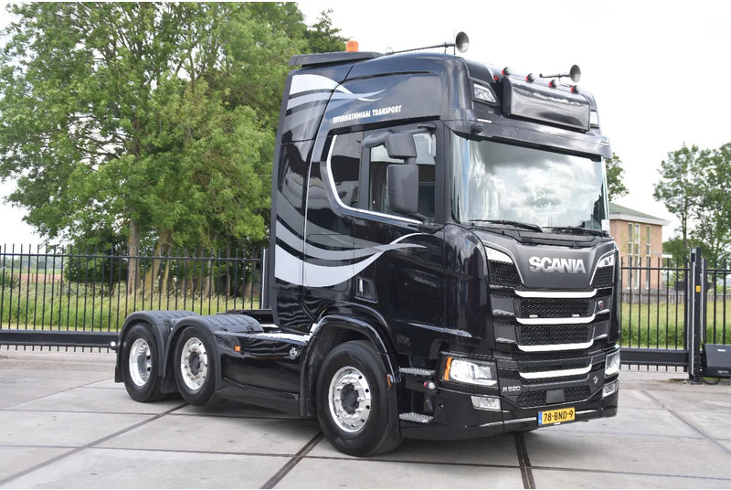 Scania R520 V8 NGS 6x2/4 - 701 TKM - NAVI - LEATHER SEATS - ALCOA'S - LED LIGHTS - TOP CONDITION - - Тягач: фото 1 Scania R520 V8 NGS 6x2/4 - 701 TKM - NAVI - LEATHER SEATS - ALCOA'S - LED LIGHTS - TOP CONDITION - - Тягач: фото 1