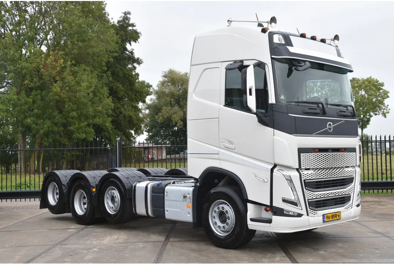 Volvo FH 500 Globe 8x2/4 - 147 TKM - PARK. AIRCO - 10 TONS FRONT AXLE - LEATHER SEATS - PTO - LED LIGHTS - TOP CONDITION - - Грузовик-шасси: фото 1 Volvo FH 500 Globe 8x2/4 - 147 TKM - PARK. AIRCO - 10 TONS FRONT AXLE - LEATHER SEATS - PTO - LED LIGHTS - TOP CONDITION - - Грузовик-шасси: фото 1