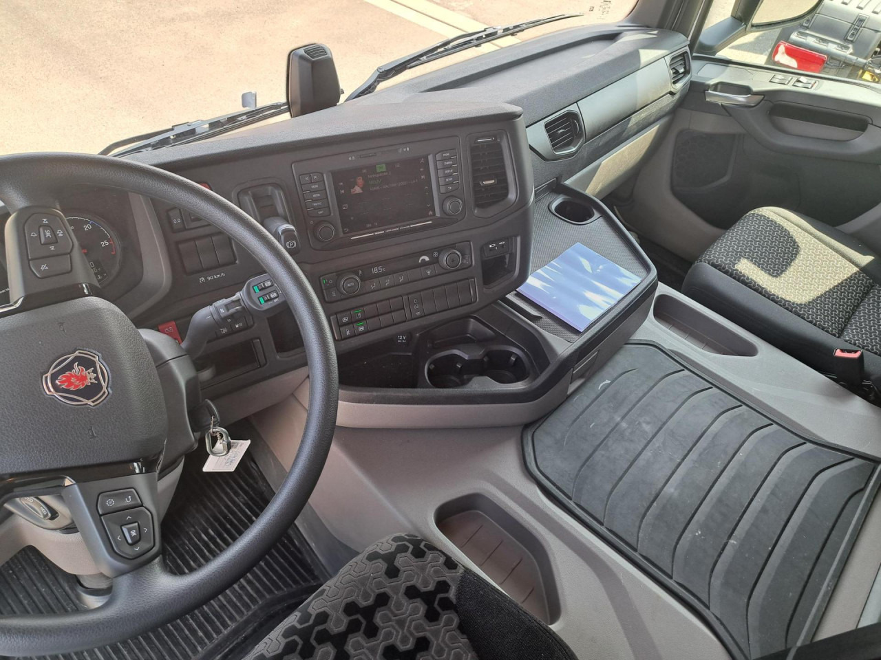SCANIA SCANIA P280 4x2 Fourgon /Hayon 9L - Грузовик-шасси: фото 4 SCANIA SCANIA P280 4x2 Fourgon /Hayon 9L - Грузовик-шасси: фото 4