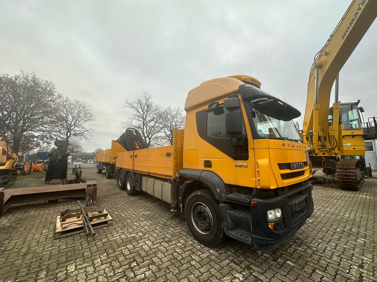 IVECO STRALIS 420 truck open box with TEREX loading crane 290.2E-A3 - Крюковой мультилифт, Автоманипулятор: фото 2 IVECO STRALIS 420 truck open box with TEREX loading crane 290.2E-A3 - Крюковой мультилифт, Автоманипулятор: фото 2