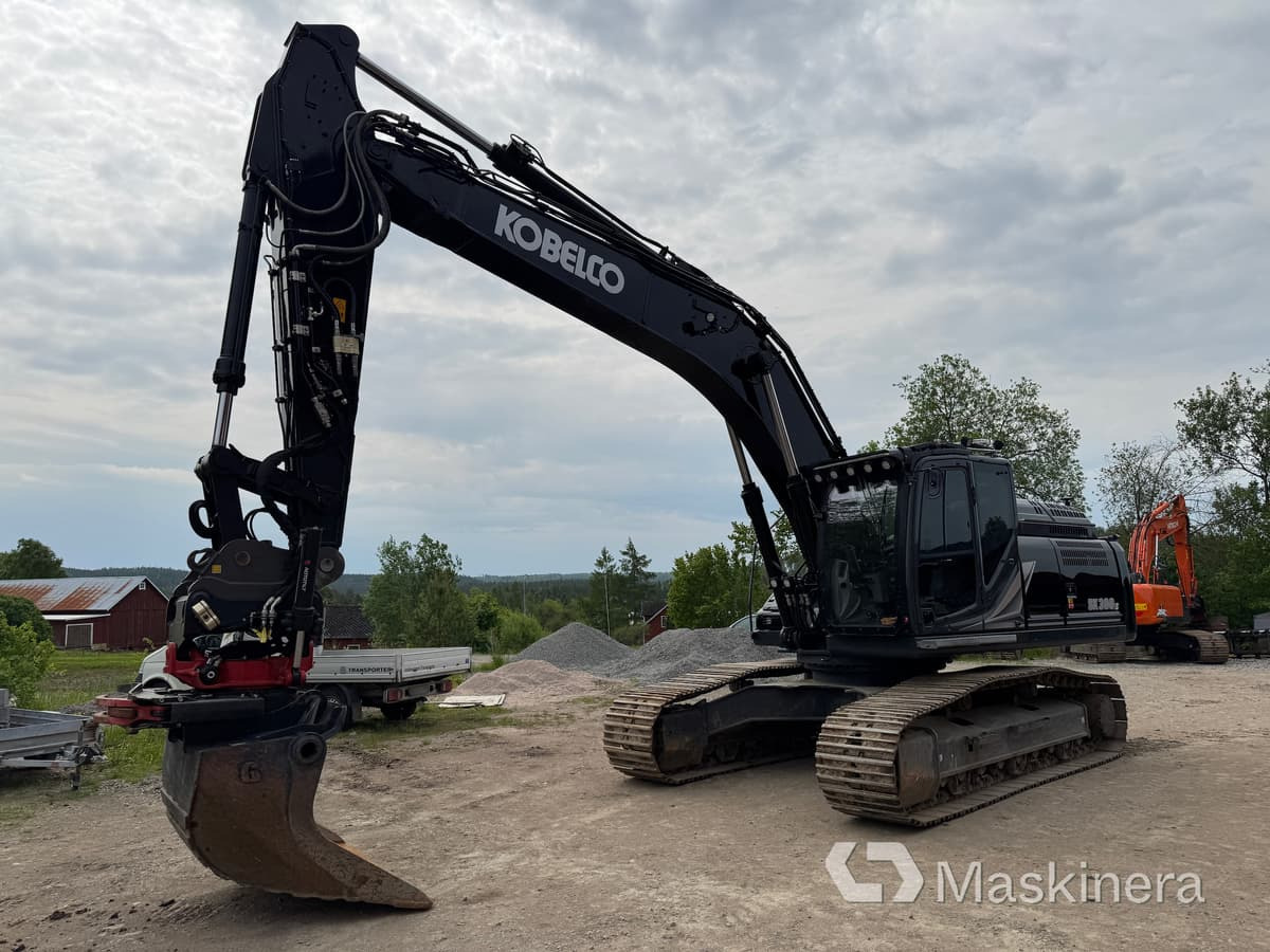 Grävmaskin Kobelco SK300LC med redskap - Гусеничный экскаватор: фото 1 Grävmaskin Kobelco SK300LC med redskap - Гусеничный экскаватор: фото 1