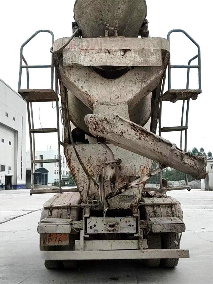 XCMG Official 12cubic G4804B Second Hand China Concrete Mixer Trucks With High Quality - Автобетоносмеситель: фото 4 XCMG Official 12cubic G4804B Second Hand China Concrete Mixer Trucks With High Quality - Автобетоносмеситель: фото 4