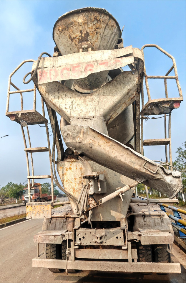 XCMG Official Second Hand G4804B Truck Mounted Concrete Mixer Truck 12m³ Cement Mixer Sale - Автобетоносмеситель: фото 5 XCMG Official Second Hand G4804B Truck Mounted Concrete Mixer Truck 12m³ Cement Mixer Sale - Автобетоносмеситель: фото 5
