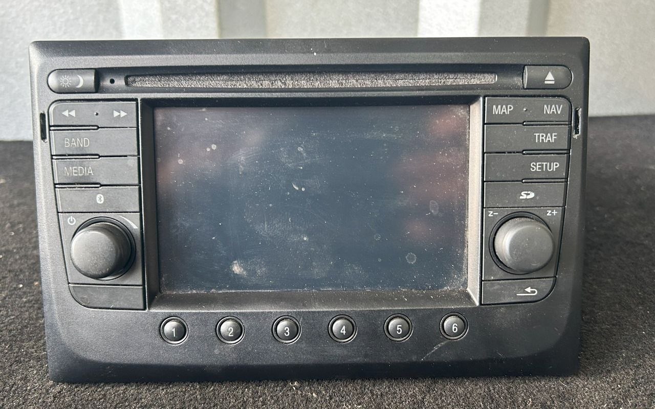 DAF XF 106 ORIGINAL RADIO + MOUNTING BOX - Универсальная запчасть: фото 1 DAF XF 106 ORIGINAL RADIO + MOUNTING BOX - Универсальная запчасть: фото 1
