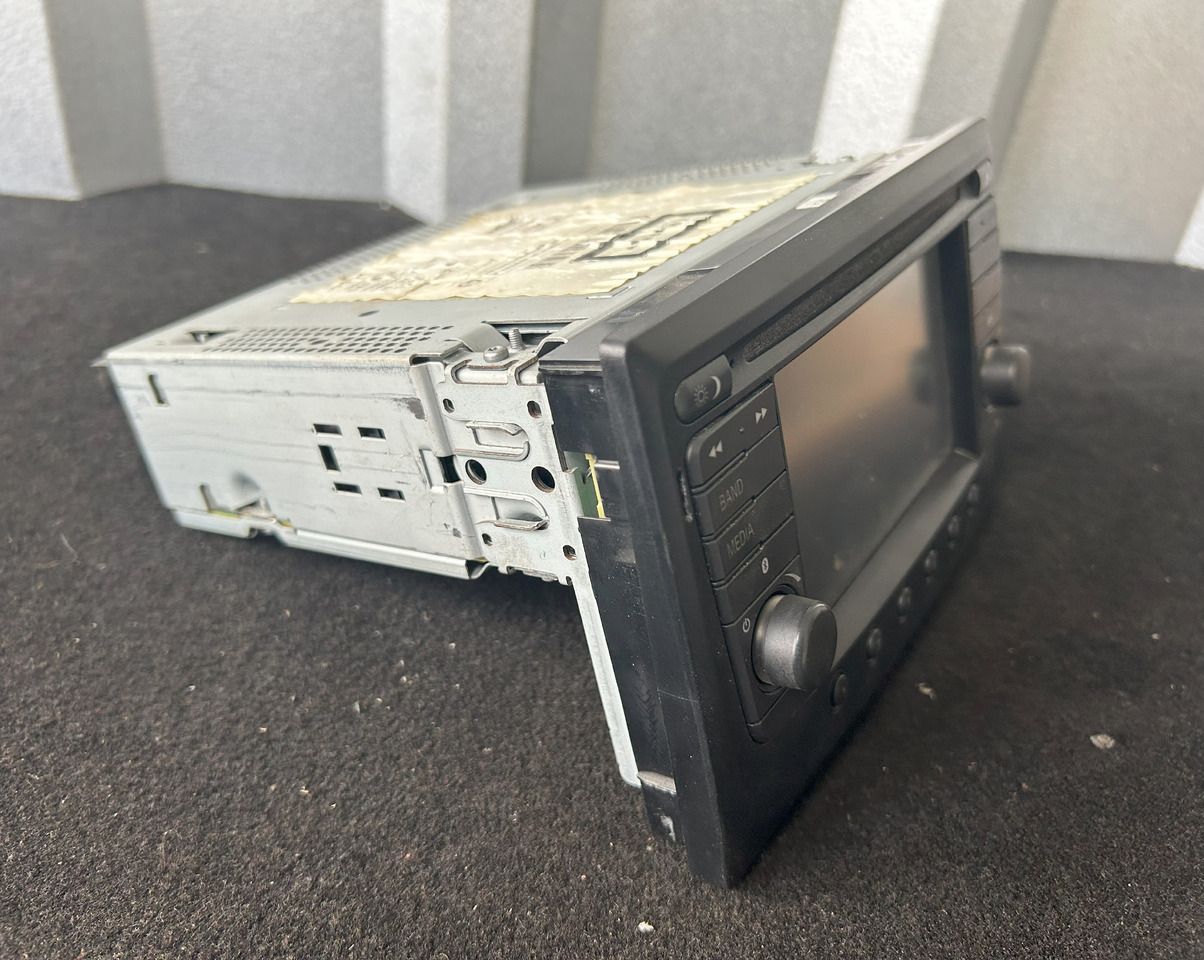 DAF XF 106 ORIGINAL RADIO + MOUNTING BOX - Универсальная запчасть: фото 4 DAF XF 106 ORIGINAL RADIO + MOUNTING BOX - Универсальная запчасть: фото 4