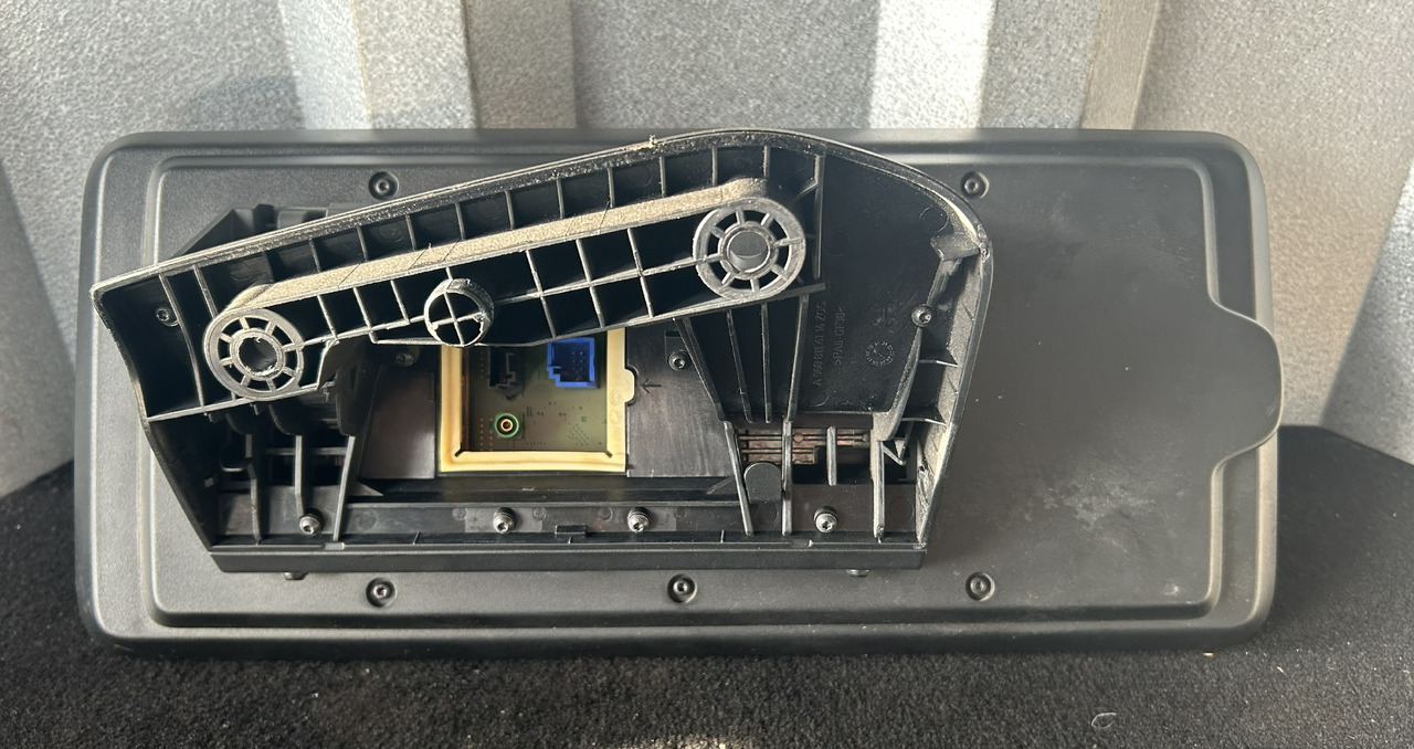 MERCEDES-BENZ ACTROS MP5 MIRROR TABLET WITH HOLDER - RIGHT - Кабина и интерьер: фото 2 MERCEDES-BENZ ACTROS MP5 MIRROR TABLET WITH HOLDER - RIGHT - Кабина и интерьер: фото 2