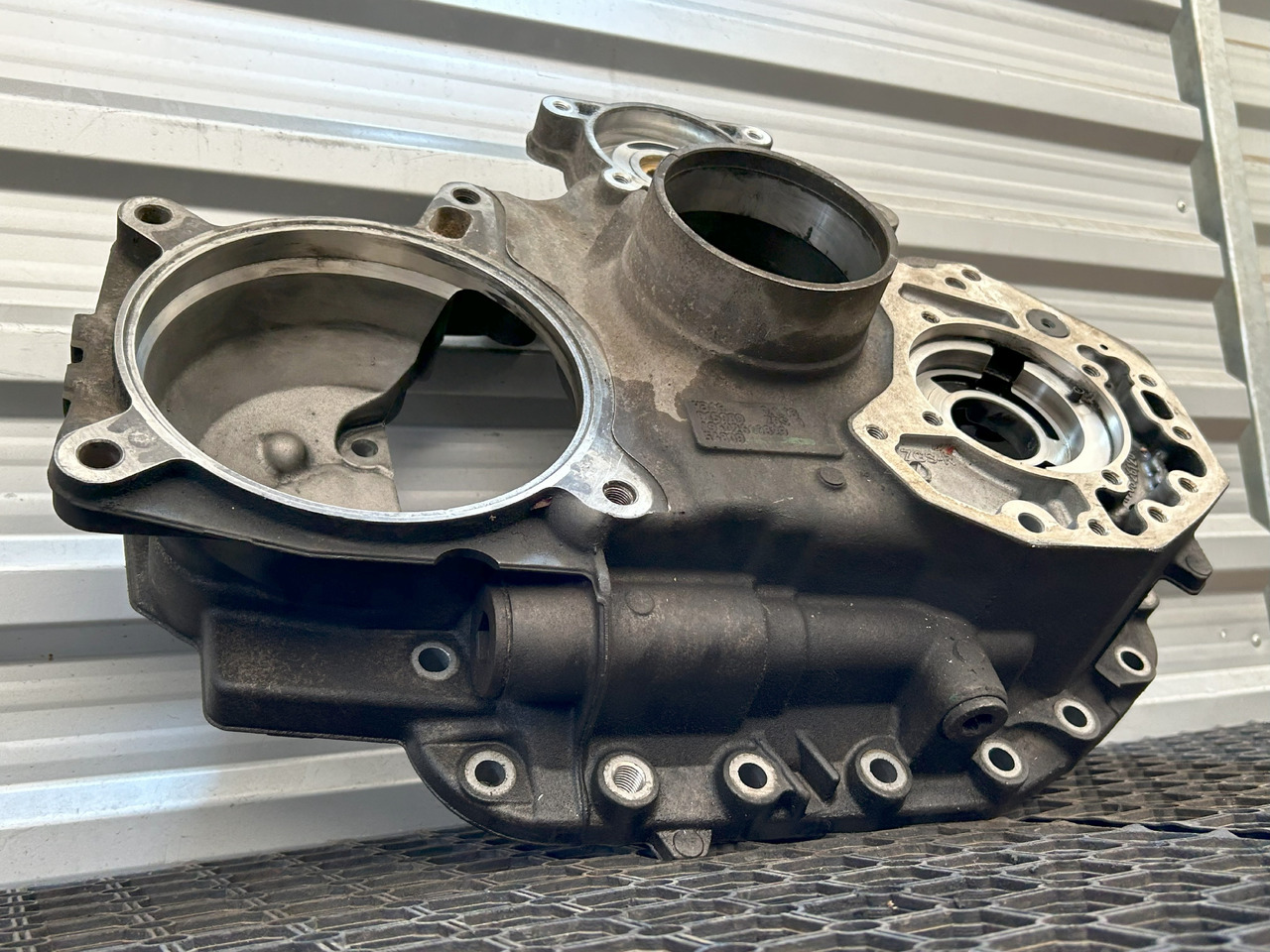 MERCEDES-BENZ AROCS MP4 GEARBOX REAR COVER G330-12 - Коробка передач и запчасти: фото 3 MERCEDES-BENZ AROCS MP4 GEARBOX REAR COVER G330-12 - Коробка передач и запчасти: фото 3