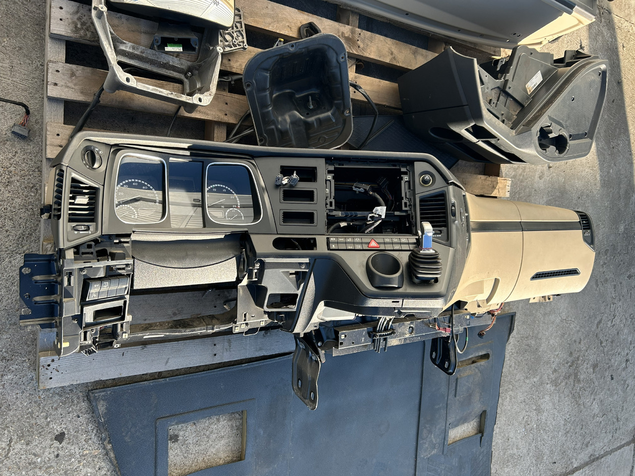 MERCEDES-BENZ KOMPLETNA PRZEKŁADKA WNĘTRZA - DESKA KONSOLA DO ANGLIKA MERCEDES ACTROS MP4 L STREAM SPACE - Кабина: фото 5 MERCEDES-BENZ KOMPLETNA PRZEKŁADKA WNĘTRZA - DESKA KONSOLA DO ANGLIKA MERCEDES ACTROS MP4 L STREAM SPACE - Кабина: фото 5