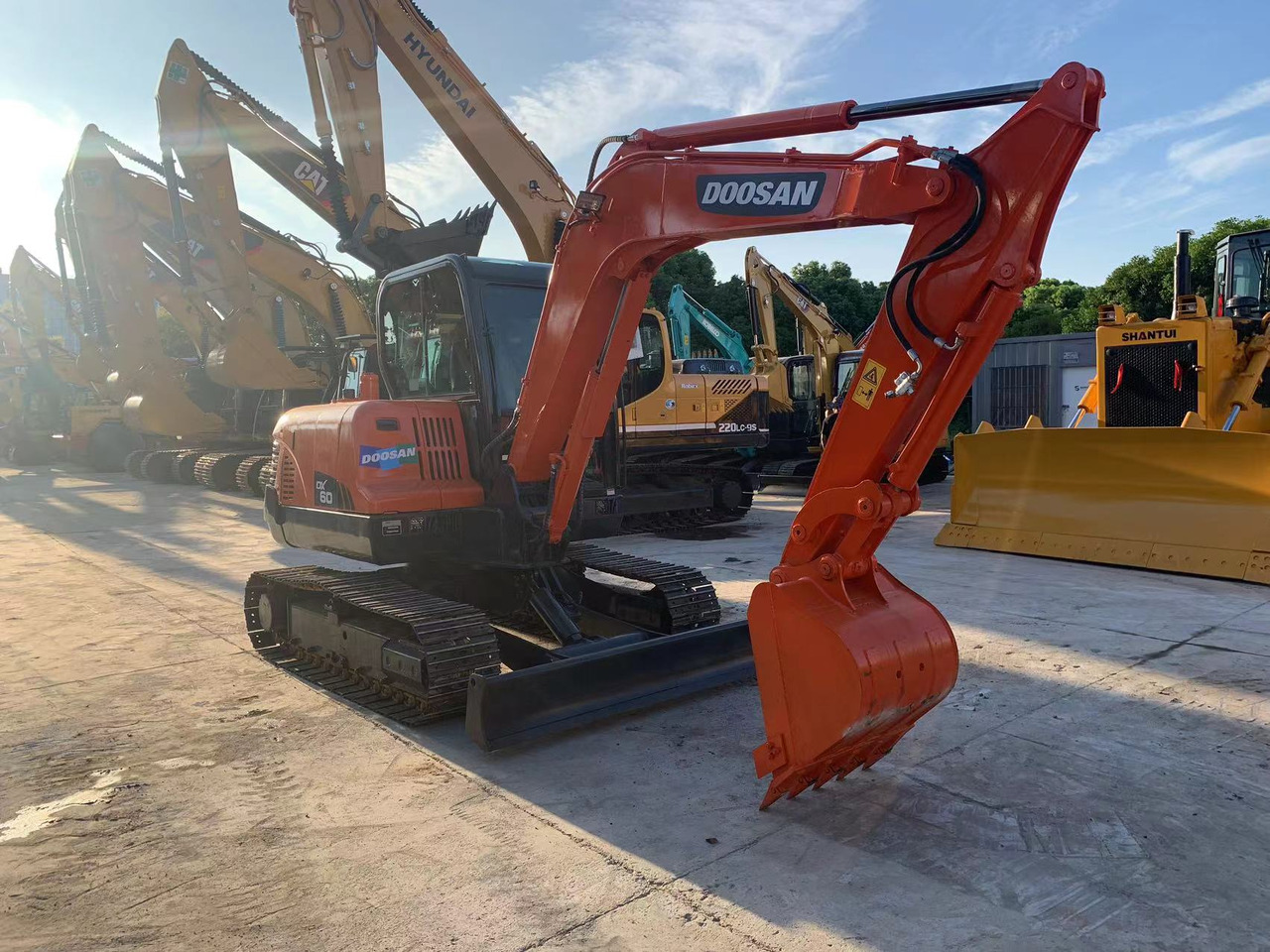 Doosan Doosan Excavator DX60 Yanmar Engine, 37.9 kW (51 HP) Engine, 0.21 m³ Bucket Capacity, 5,700 kg Operating Weight & Dimensions - Мини-экскаватор: фото 5 Doosan Doosan Excavator DX60 Yanmar Engine, 37.9 kW (51 HP) Engine, 0.21 m³ Bucket Capacity, 5,700 kg Operating Weight & Dimensions - Мини-экскаватор: фото 5