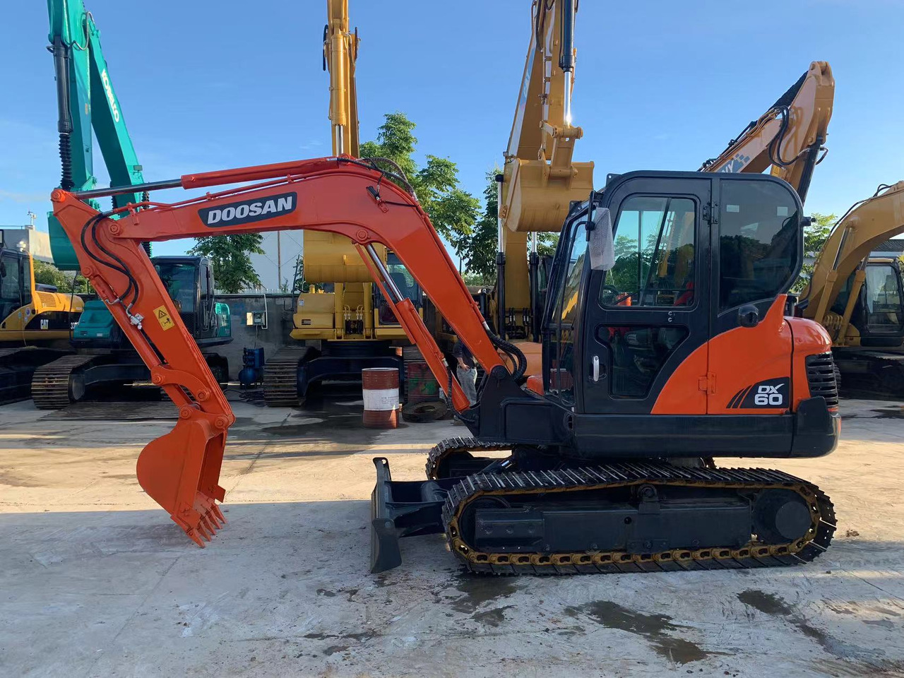 Doosan Doosan Excavator DX60 Yanmar Engine, 37.9 kW (51 HP) Engine, 0.21 m³ Bucket Capacity, 5,700 kg Operating Weight & Dimensions - Мини-экскаватор: фото 3 Doosan Doosan Excavator DX60 Yanmar Engine, 37.9 kW (51 HP) Engine, 0.21 m³ Bucket Capacity, 5,700 kg Operating Weight & Dimensions - Мини-экскаватор: фото 3