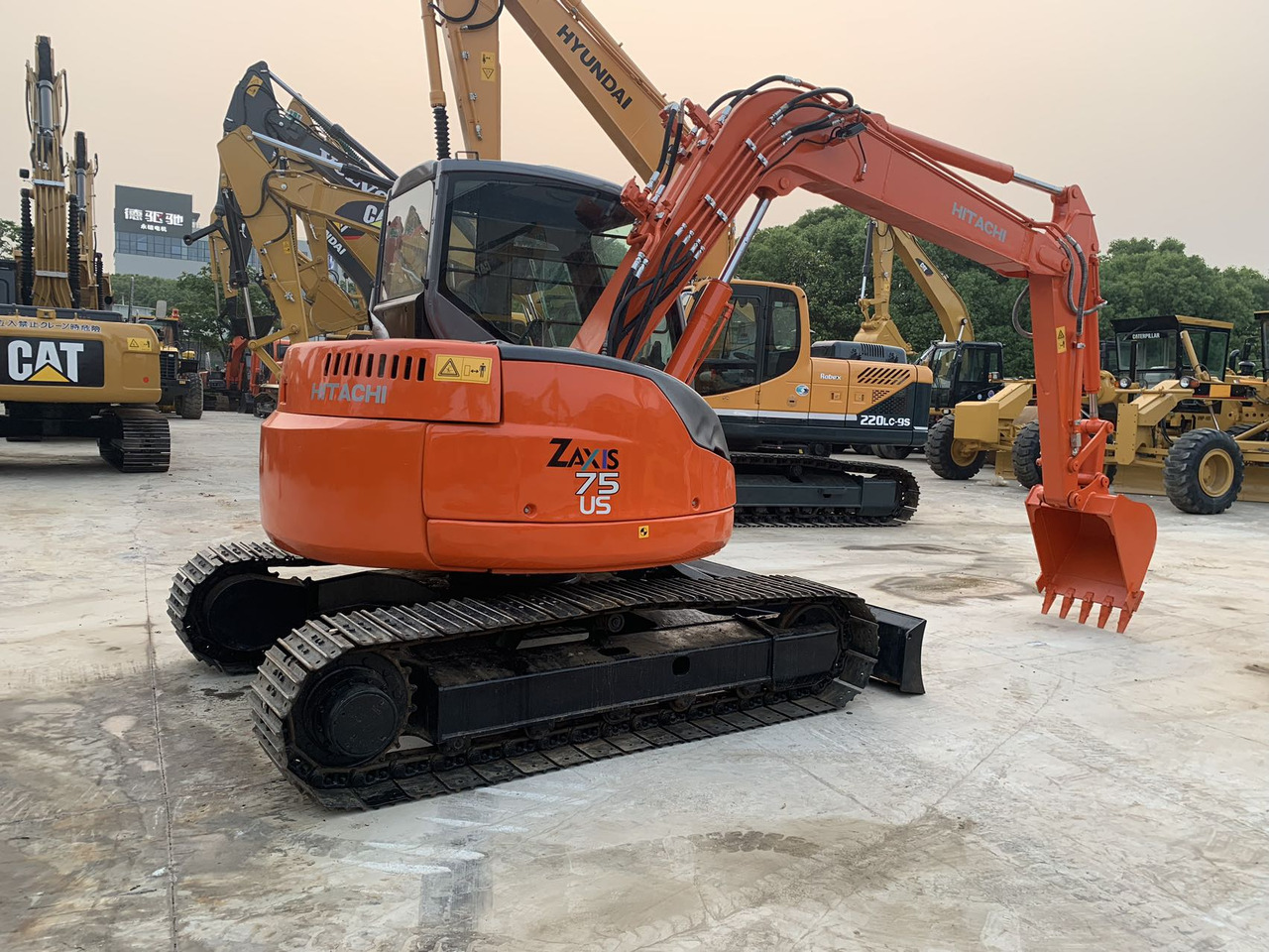 Hitachi Tracked Excavator ZX75 with Blade Dozer - Гусеничный экскаватор: фото 1 Hitachi Tracked Excavator ZX75 with Blade Dozer - Гусеничный экскаватор: фото 1
