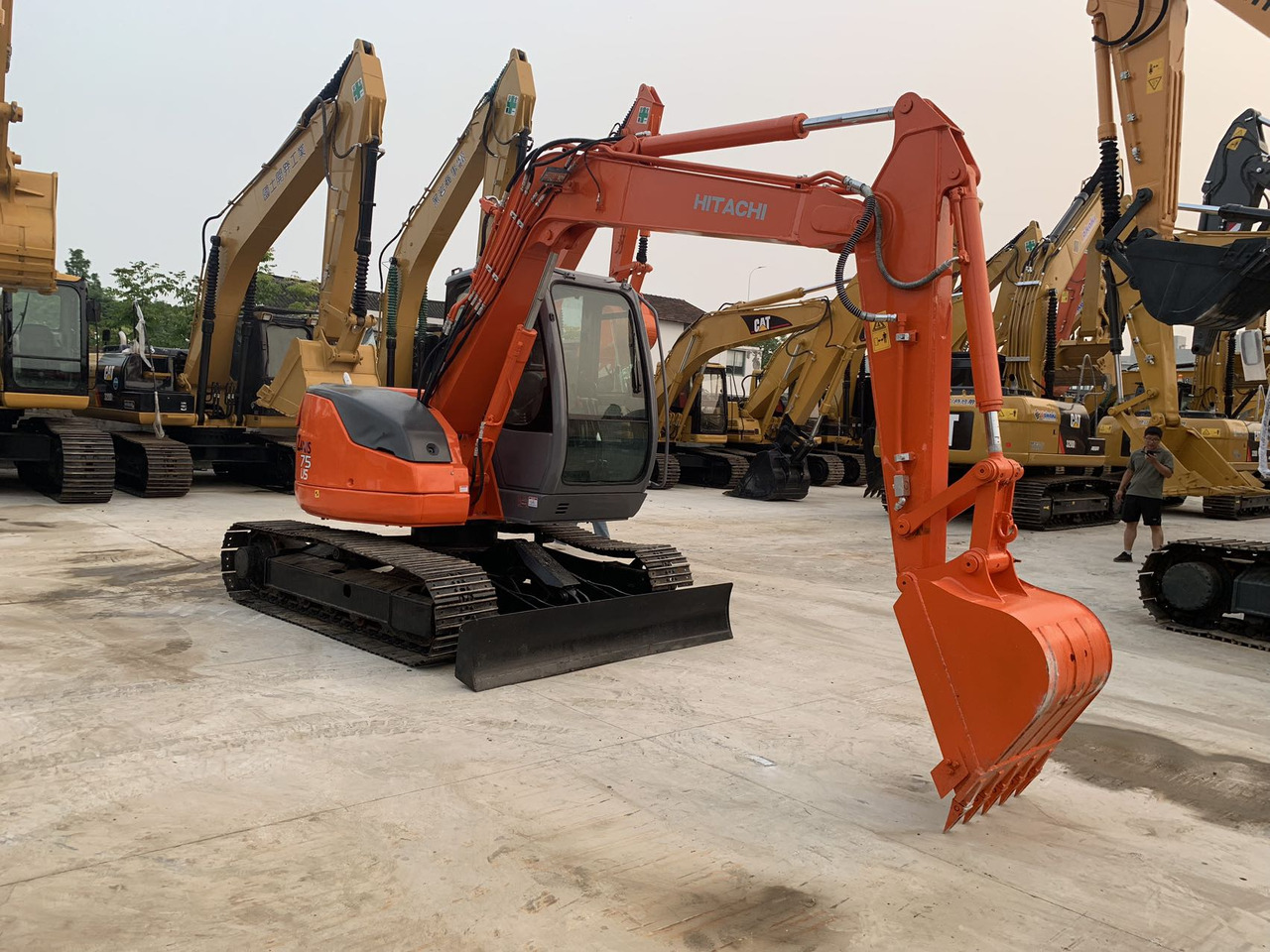Hitachi Tracked Excavator ZX75 with Blade Dozer - Гусеничный экскаватор: фото 5 Hitachi Tracked Excavator ZX75 with Blade Dozer - Гусеничный экскаватор: фото 5