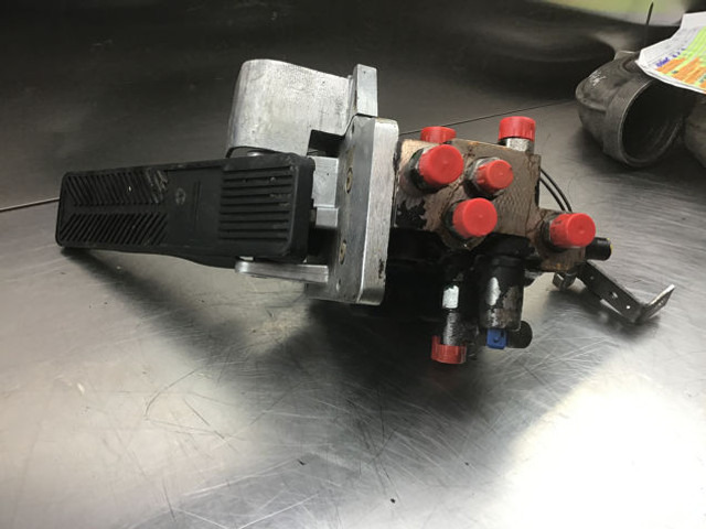 Liebherr Brake Compact Block - Педаль: фото 1 Liebherr Brake Compact Block - Педаль: фото 1