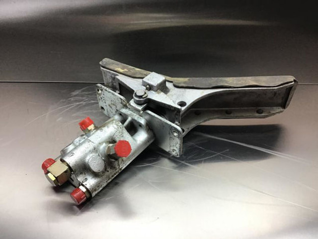 Liebherr Pilot Control Unit - Педаль: фото 5 Liebherr Pilot Control Unit - Педаль: фото 5