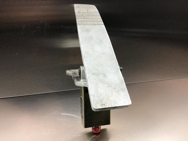 Liebherr Pilot Control Unit - Педаль: фото 1 Liebherr Pilot Control Unit - Педаль: фото 1