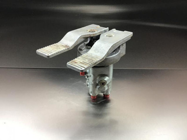 Liebherr Pilot Control Unit - Педаль: фото 1 Liebherr Pilot Control Unit - Педаль: фото 1