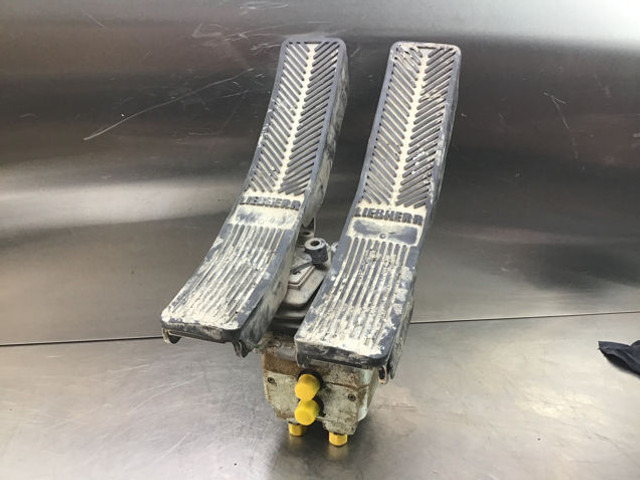 Liebherr Pilot Control Unit - Педаль: фото 1 Liebherr Pilot Control Unit - Педаль: фото 1