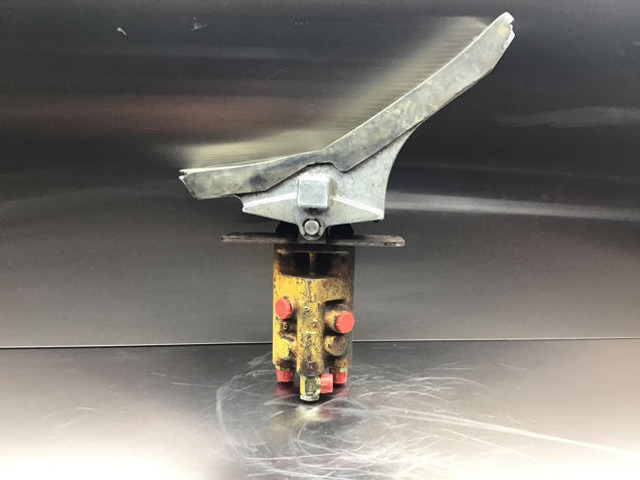 Liebherr Pilot Control Unit - Педаль: фото 3 Liebherr Pilot Control Unit - Педаль: фото 3