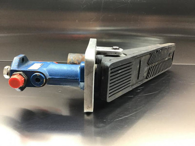 Liebherr Pilot Control Unit - Педаль: фото 1 Liebherr Pilot Control Unit - Педаль: фото 1