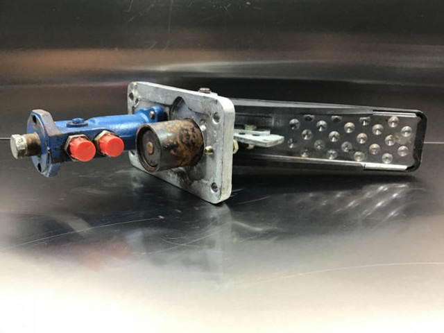 Liebherr Pilot Control Unit - Педаль: фото 2 Liebherr Pilot Control Unit - Педаль: фото 2