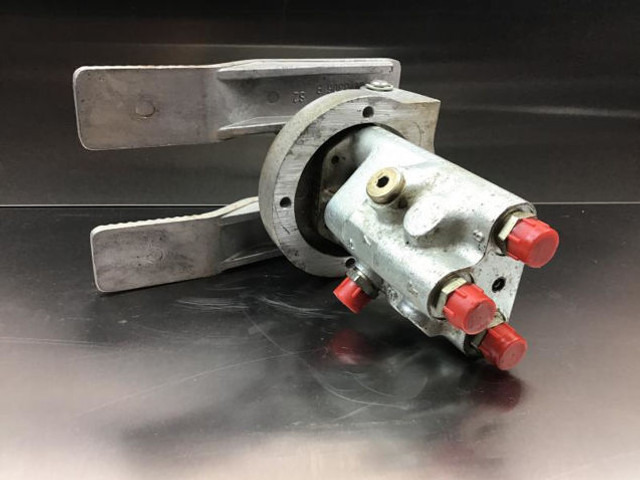 Liebherr Pilot Control Unit - Педаль: фото 4 Liebherr Pilot Control Unit - Педаль: фото 4