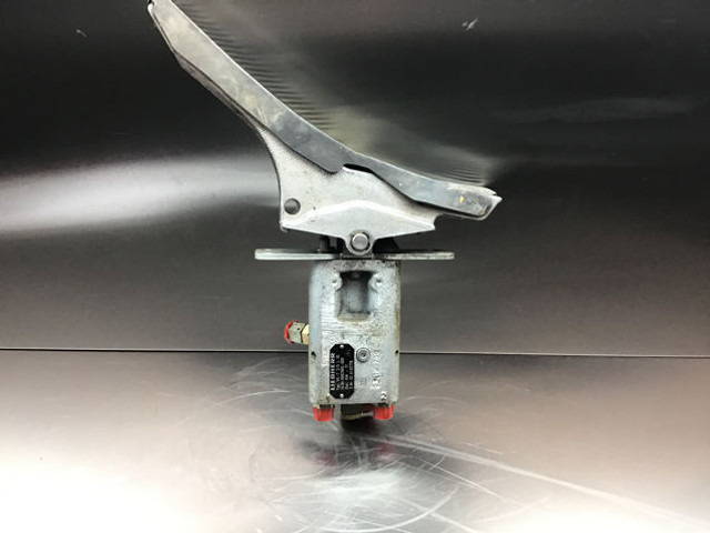 Liebherr Pilot Control Unit - Педаль: фото 1 Liebherr Pilot Control Unit - Педаль: фото 1