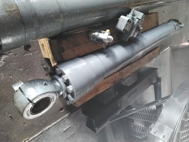 Liebherr R946 LC / R946 LC - Гидравлический цилиндр: фото 1 Liebherr R946 LC / R946 LC - Гидравлический цилиндр: фото 1