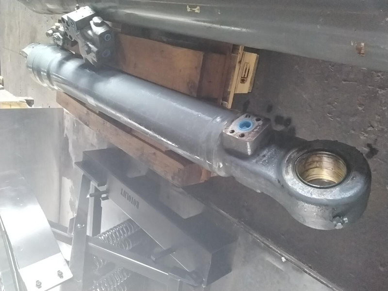 Liebherr R946 LC / R946 LC - Гидравлический цилиндр: фото 2 Liebherr R946 LC / R946 LC - Гидравлический цилиндр: фото 2