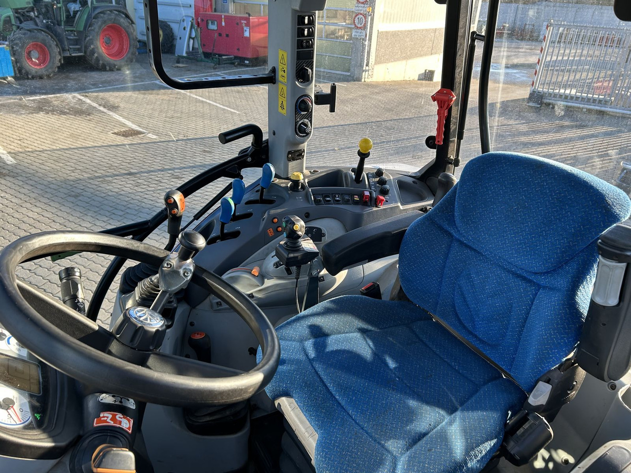 New Holland T 5.105 - Трактор: фото 4 New Holland T 5.105 - Трактор: фото 4