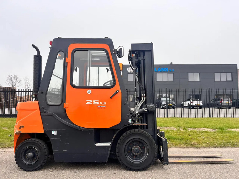 Doosan D25G PLUS - Вилочный погрузчик: фото 1 Doosan D25G PLUS - Вилочный погрузчик: фото 1