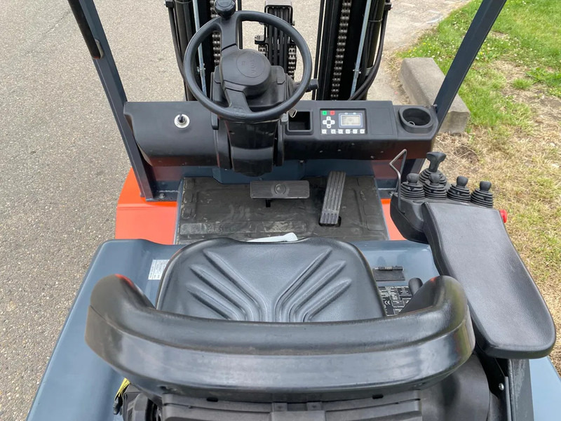 Toyota 8FBMT40 - Электропогрузчик: фото 5 Toyota 8FBMT40 - Электропогрузчик: фото 5