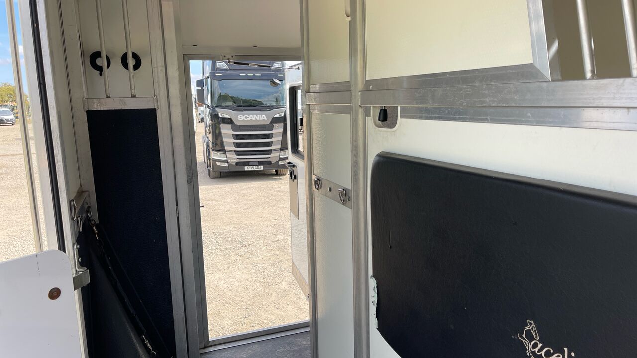 Коневоз Renault Master Bloomfields Raceline 2.3DCI 145PS: фото 18 Коневоз Renault Master Bloomfields Raceline 2.3DCI 145PS: фото 18