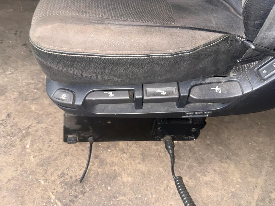 DAF XF 460 Euro 6 Fahrersitz mit Luft - Сиденье для Грузовиков: фото 5 DAF XF 460 Euro 6 Fahrersitz mit Luft - Сиденье для Грузовиков: фото 5