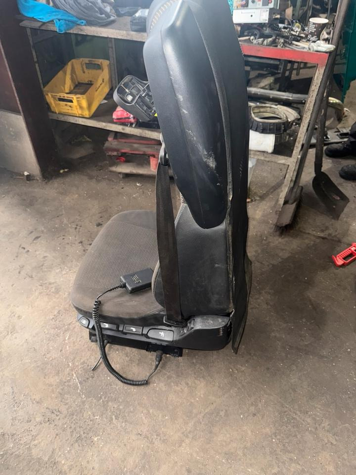 DAF XF 460 Euro 6 Fahrersitz mit Luft - Сиденье для Грузовиков: фото 3 DAF XF 460 Euro 6 Fahrersitz mit Luft - Сиденье для Грузовиков: фото 3