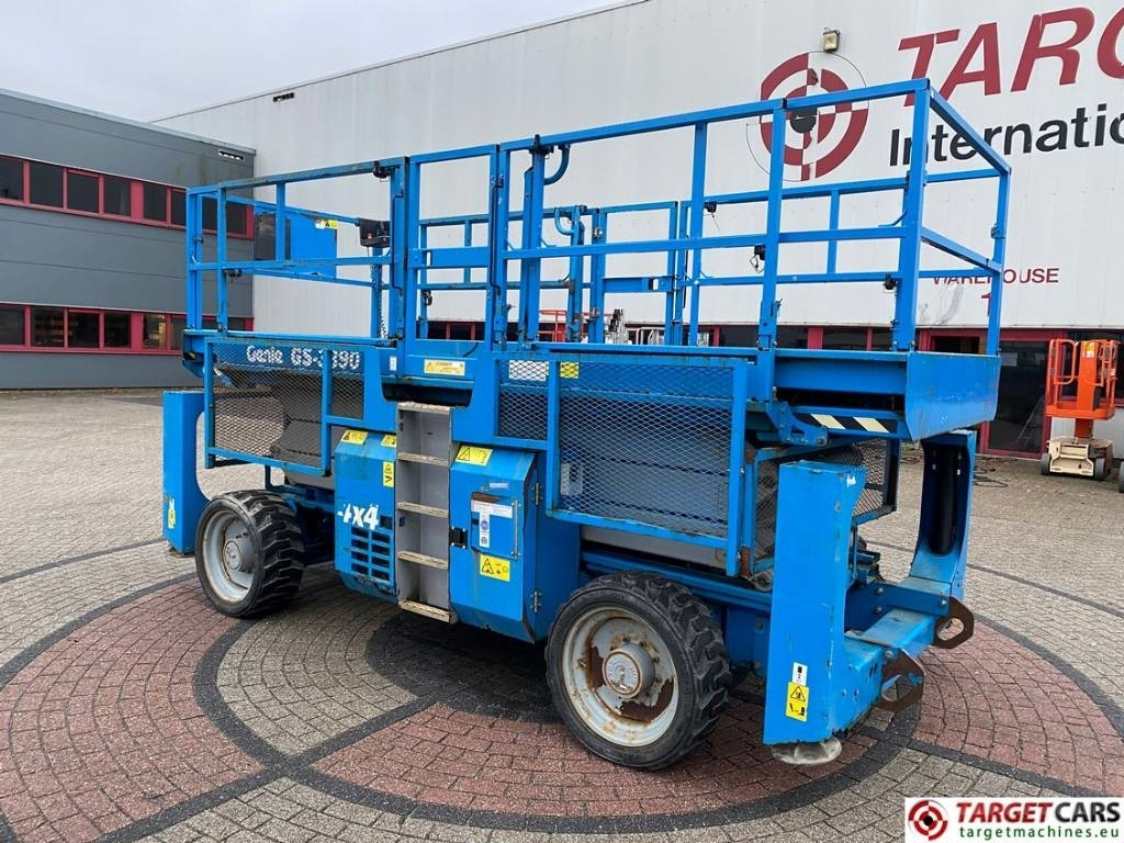 Genie GS-3390RT Diesel 4x4 Scissor Work Lift 1206cm - Ножничный подъемник: фото 4 Genie GS-3390RT Diesel 4x4 Scissor Work Lift 1206cm - Ножничный подъемник: фото 4