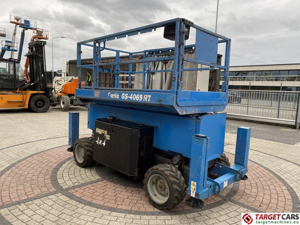 Genie GS-4069RT Diesel 4x4 Scissor Work Lift 1412cm - Ножничный подъемник: фото 2 Genie GS-4069RT Diesel 4x4 Scissor Work Lift 1412cm - Ножничный подъемник: фото 2